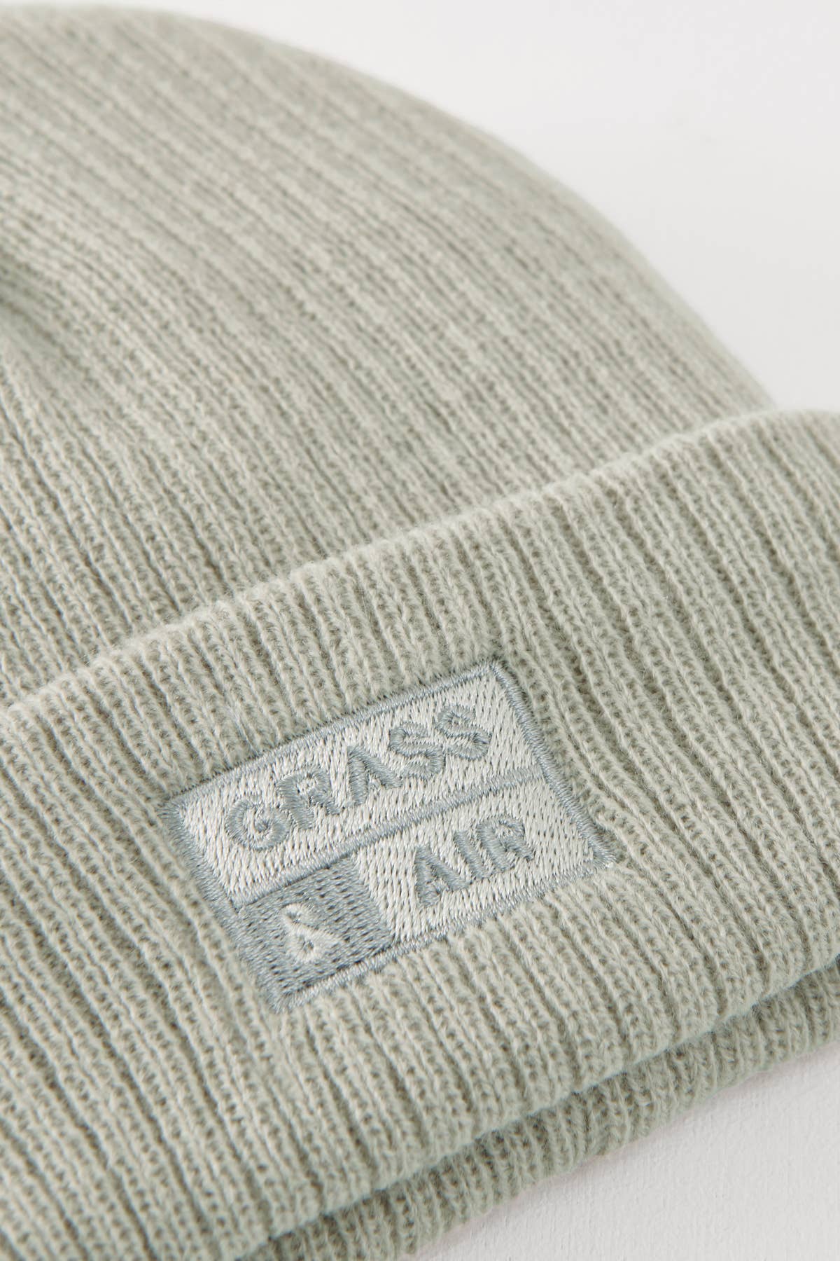 Grass & Air grå strikhue mønster