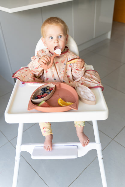 Tidy Tot Lätzchen, Tablett und Löffel – SET – Sand – Lätzchen mit Ärmeln – MamaMilla