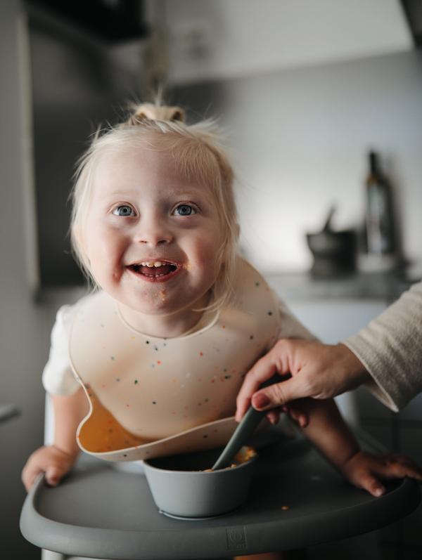 Mushie - Silikone skål - Stone - Tallerken - MamaMilla